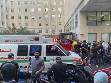 Alcuni dei feriti dalle esplosioni dei cercapersone fuori dall’ospedale dell’American University a Beirut foto Ap/Bassam Masri