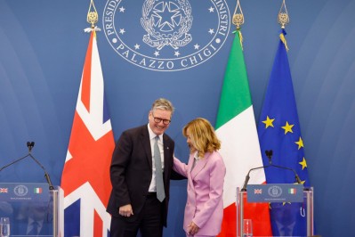 Starmer abbraccia Meloni nella guerra ai migranti