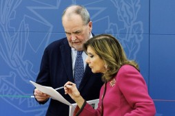 Roberto Calderoli e Maria Elisabetta Alberti Casellati durante una conferenza stampa del governo foto di Roberto Monaldo /LaPresse