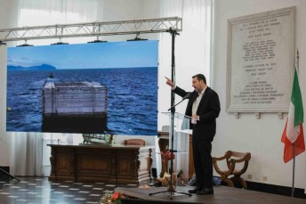 Salvini alla conferenza stampa per la posa del primo cassone della diga del porto di Genova foto Ansa