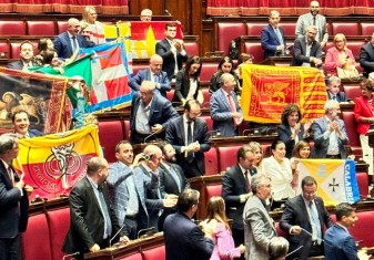 Bandiere in aula tra i banchi della maggioranza per festeggiare l'ok al ddl Autonomia alla Camera foto Ufficio stampa Pd