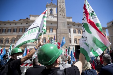 La protesta dei sindacati ieri a piazza Montecitorio a Roma