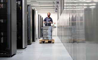 Al lavoro in un data center 