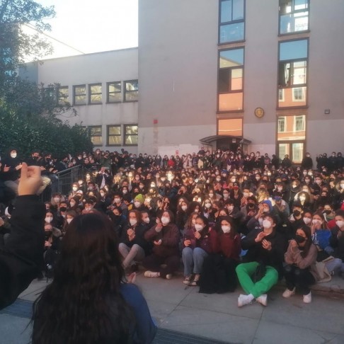 La lezione autogestita nel cortile del liceo Carducci di Milano