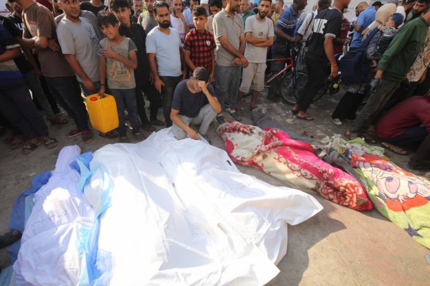 I corpi dei palestinesi uccisi negli ultimi bombardamenti su Deir al Balah foto Zuma Press/Omar Ashtawy