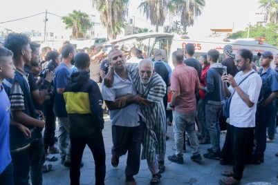 Feriti vengono trasportati verso l'ospedale dopo un attacco israeliano a Deir al-Balah, Gaza foto Getty Images