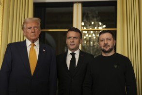 Il presidente francese Emmanuel Macron, il presidente eletto Donald Trump e il presidente ucraino Volodymyr Zelenskyy all'Eliseo a Parigi foto Aurelien Morissard/Ap