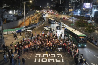 Manifestanti a Tel Aviv chiedono l’accordo tra Hams e Israele (foto Ap/Ohad Zwigenberg)