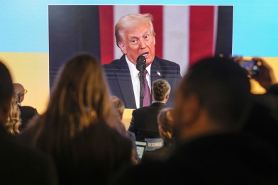 Donald Trump su uno schermo della sala del World Economic Forum di Davos foto Markus Schreiber/Ap