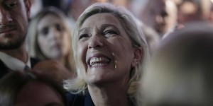 Marine Le Pen dopo l'annuncio dei risultati per il primo turno delle elezioni legislative in Francia (AP Photo/Thibault Camus)