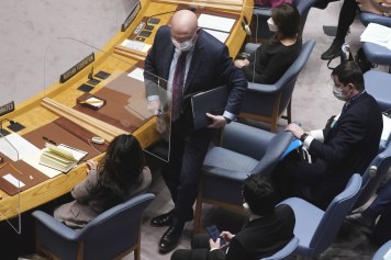 Vasily Nebenzya, ambasciatore russo all'Onu, lascia la seduta prima dell'intervento del delegato ucraino