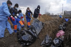 Mariupol,  cadaveri deposti  in una fossa comune 