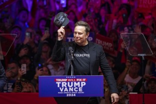 Elon Musk al raduno trumpista al Madison Square Garden di New York - foto Ap