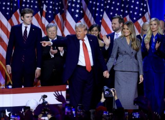 Donald Trump sul palco del Palm Beach Convention Center dopo la vittoria - foto Ansa