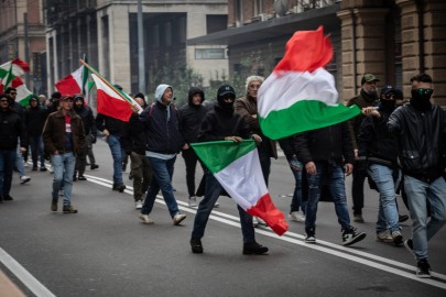 Il corteo di estrema destra sfila per le strade di Bologna sabato scorso - foto Max Cavallari/Ansa