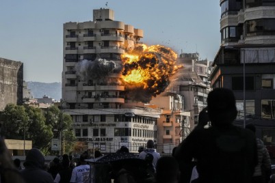 Una colonna di fumo si alza dal quartiere Chiyah, a Beirut foto Ap/Bilal Hussein