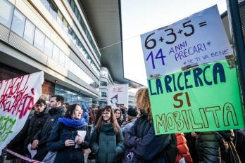 Torino, gli studenti e i ricercatori universitari bloccano l'entrata al Campus Universitario Einaudi per protesta contro la legge di bilancio