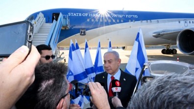 Il primo ministro israeliano Benjamin Netanyahu rilascia dichiarazioni all'aeroporto Ben Gurion prima della sua visita a Washington DC foto Avi Ohayon/Israel government press office