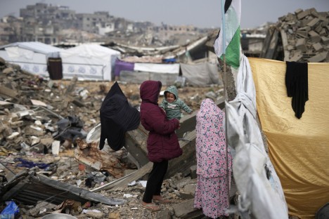 La famiglia Rehan sulle rovine della propria casa nel campo profughi di Jabaliya Ap/Abdel Kareem Hana