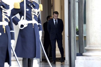 Emmanuel Macron accoglie gli ospiti all’Eliseo foto Ap