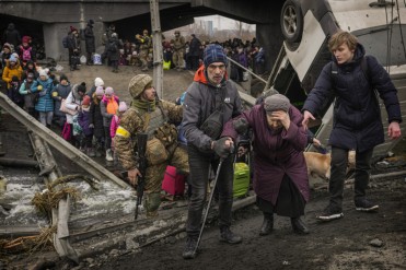 Un’anziana sfollata in fuga da Irpin foto Ap/Vadim Ghirda