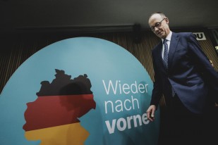 Friedrich Merz, capogruppo della Cdu e candidato cancelliere, alla conferenza stampa dopo le elezioni federali a Berlino foto Florian Gaertner/Getty Images