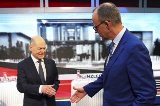 I due cancellieri tedeschi, l'uscente e l'entrante, Olaf Scholz, e Friedrich Merz, Fabrizio Bensch/Pool Photo via AP)