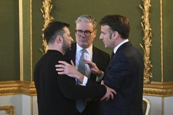 Il premier britannico Starmer al centro con Macron e Zelensky al summit di Londra