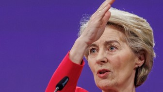 VON DER LEYEN INDOSSA L'ELMETTO, PER NON SCOMPARIRE