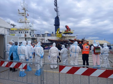 Approdata a Ravenna la nave ong Humanity1. Avviato lo sbarco dei naufraghi